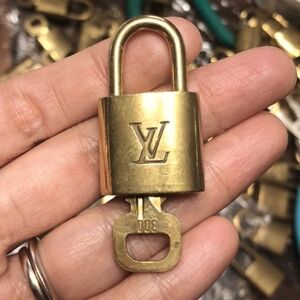 AUTHENTIC LOUIS VUITTON LOCK AND KEY LV PARIS GOLD EUC WORKING PADLOCK SET #300